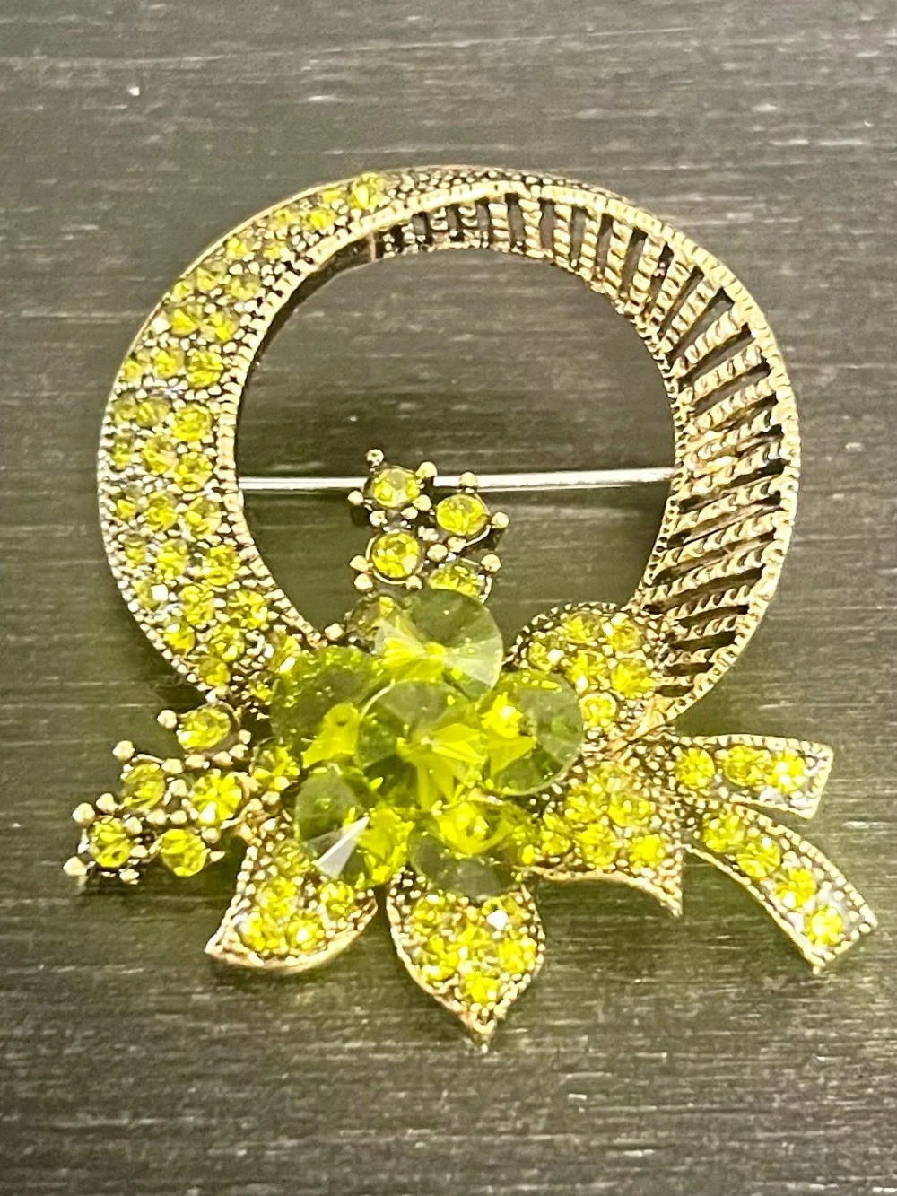VTG Mid Century Peridot Green Rhinestone Circle Wreath Brooch Pin Goldtone 1.5”